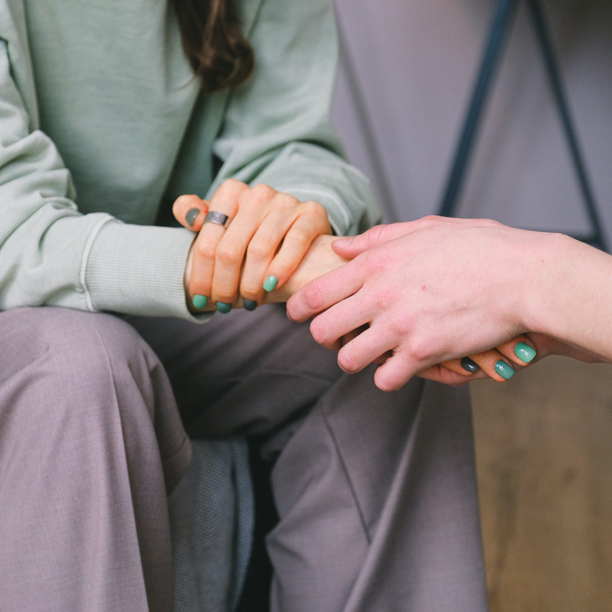 Dos personas cogiéndose de las manos.